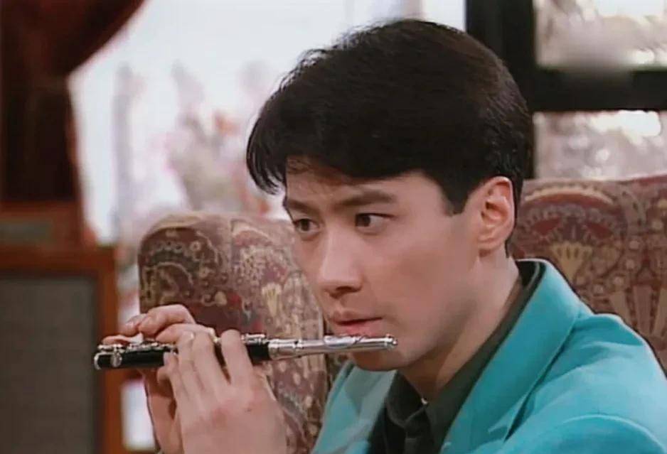 尤其是侧颜,当镜头拍到黎明的侧脸时,真是感叹美男养眼.