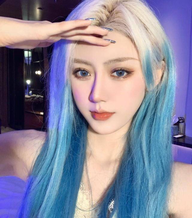 赵喵喵再晒纯素颜照虽然很美毫无瑕疵但和浓妆时完全像两个人