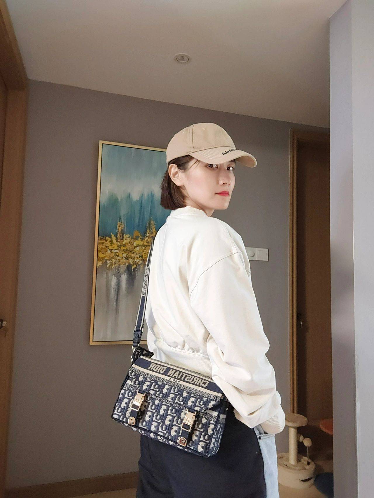 台湾Dior郵差小袋包新款上身图片， 小号可爱肩带可拆卸自重轻很能装