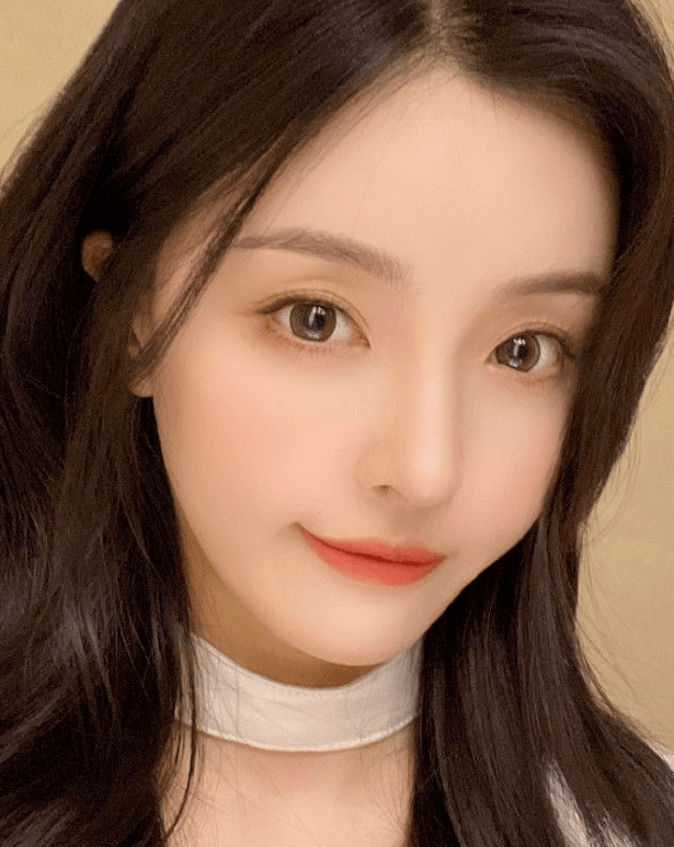 王思聪与仨美女逛街,他对最朴素那位情有独钟,手自