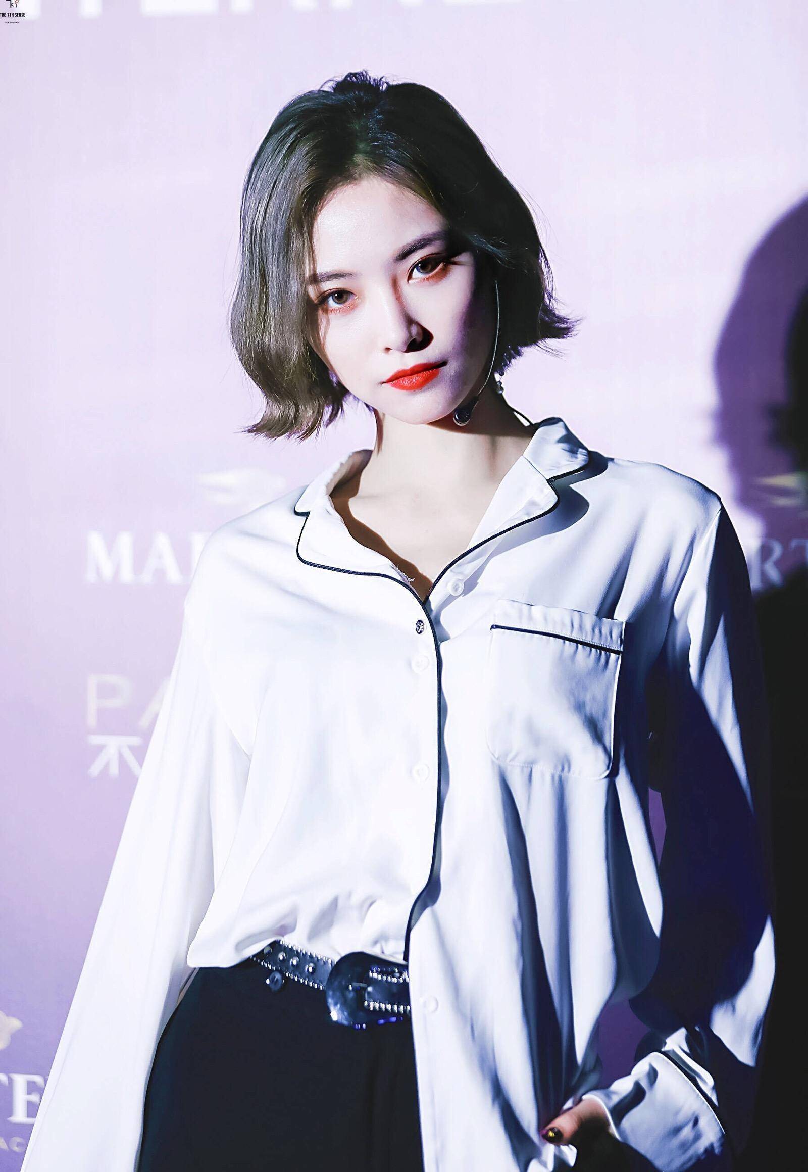 原创95后时尚代言人许佳琪青春有你2c位出道大长腿气质源自高跟