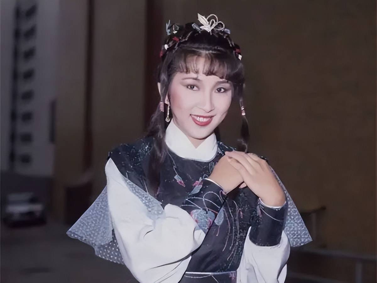 但拍完《封神榜》后,陈秀珠没有继续自己的事业,而是和富豪男友去了