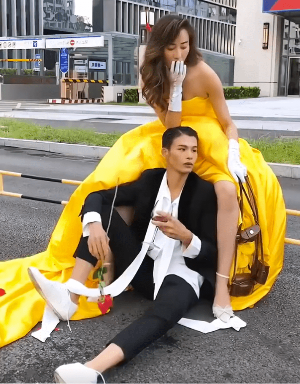 苗苗露腿,陆仙人坐她两腿中间!