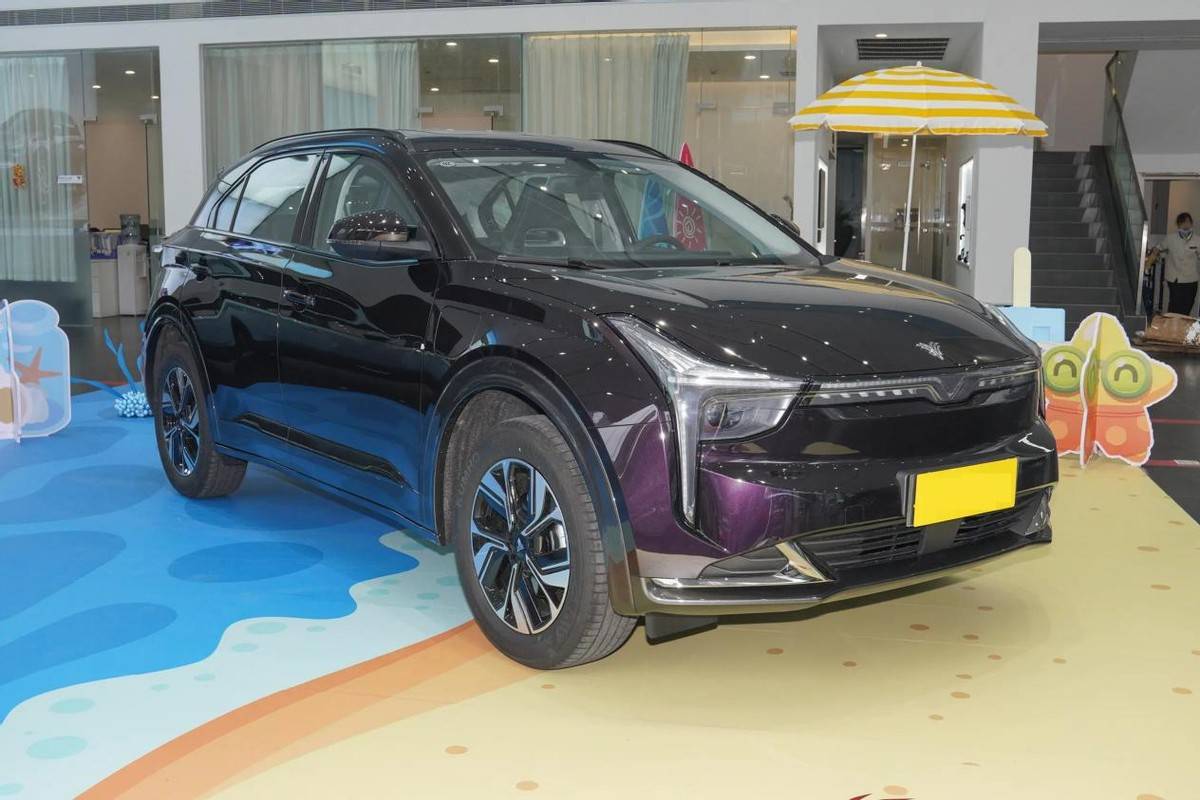 轴距2770mm续航400km售价1218万静态体验哪吒u智400pro