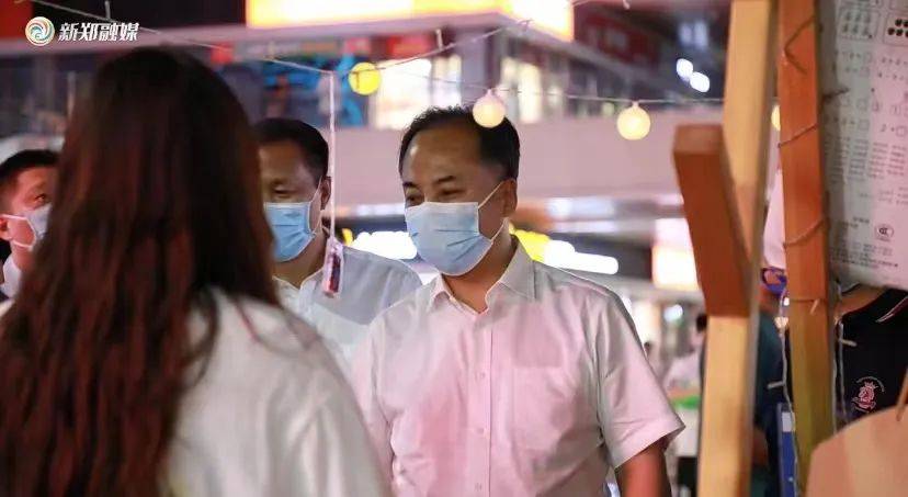 市委书记逛街“撸串”带头消费