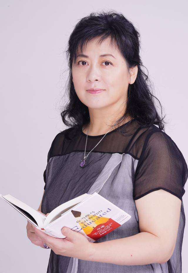 影版《红楼梦》贾宝玉饰演者夏菁晒近照,因病息影,如今知性依然_阿福