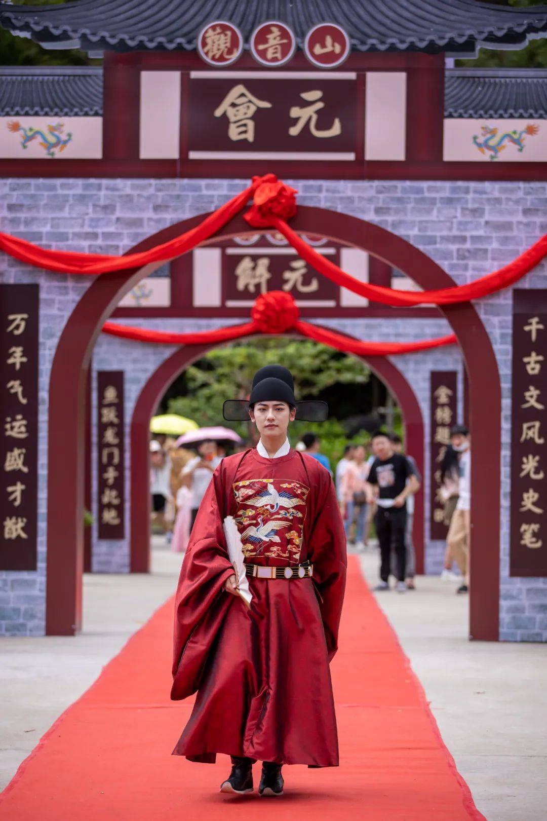 抖音人气古风男神状元郎扮演者@恩洵为广大市民游客送上了端午节的