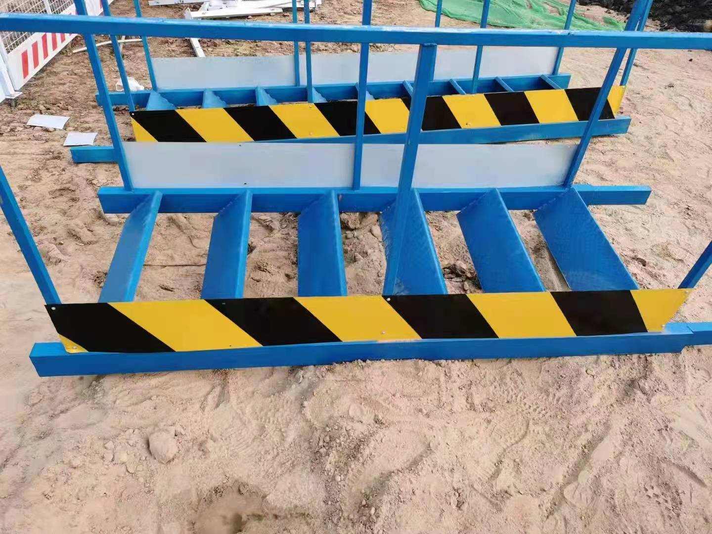 新型装配式上下基坑马道,上下基坑通道安装作业安全技术交底_mm_施工