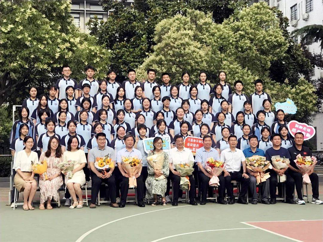 2022届高三毕业合影祝福同学们下一站更幸福