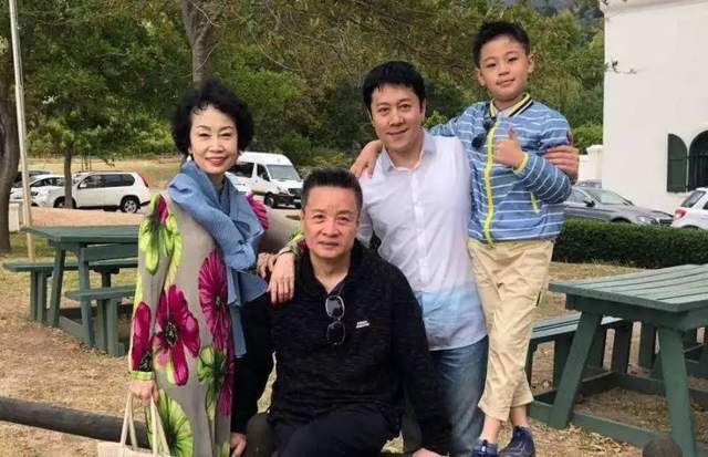 阎维文妻子近照罕有曝光!身形消瘦惹人心疼