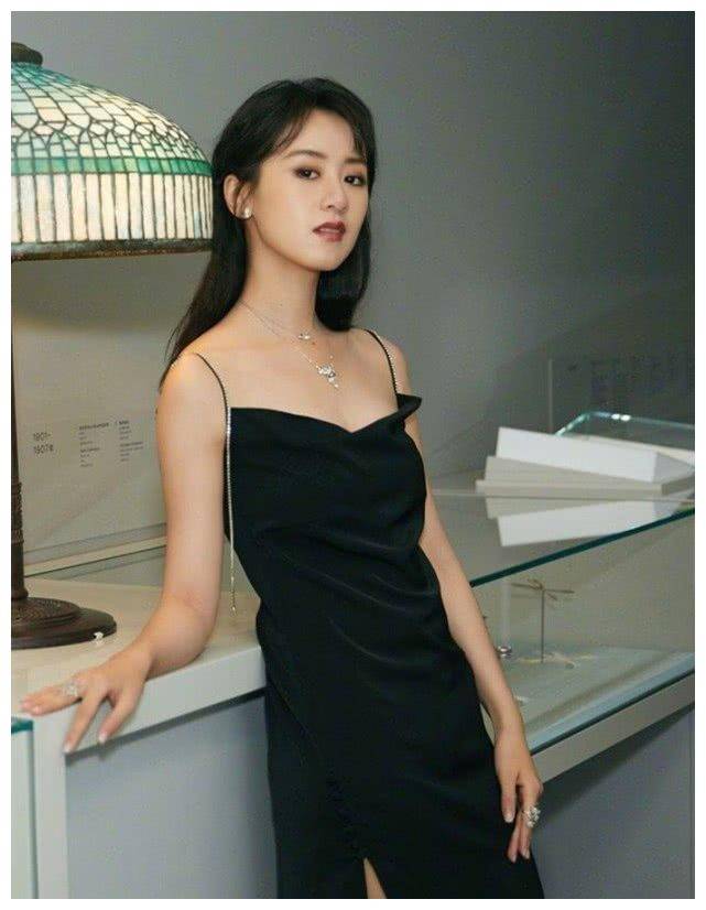 剧中曾饰演张艺兴老婆如今修身裙都能穿出皱纹彻底酸