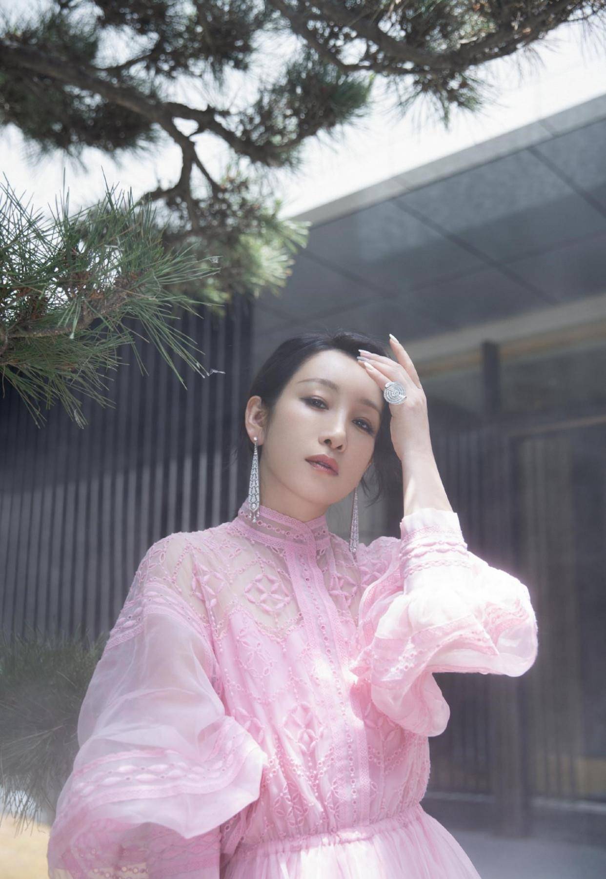 原创41岁秦海璐似少女一袭粉色连衣裙减龄又大气妥妥的人群焦点