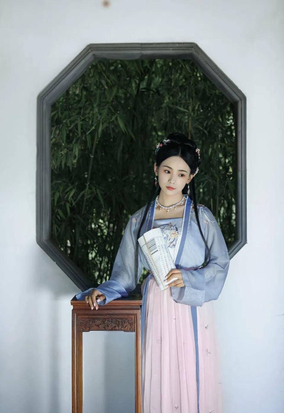 演员鲁照华古装素净又淡雅,尽显中国女性古典美