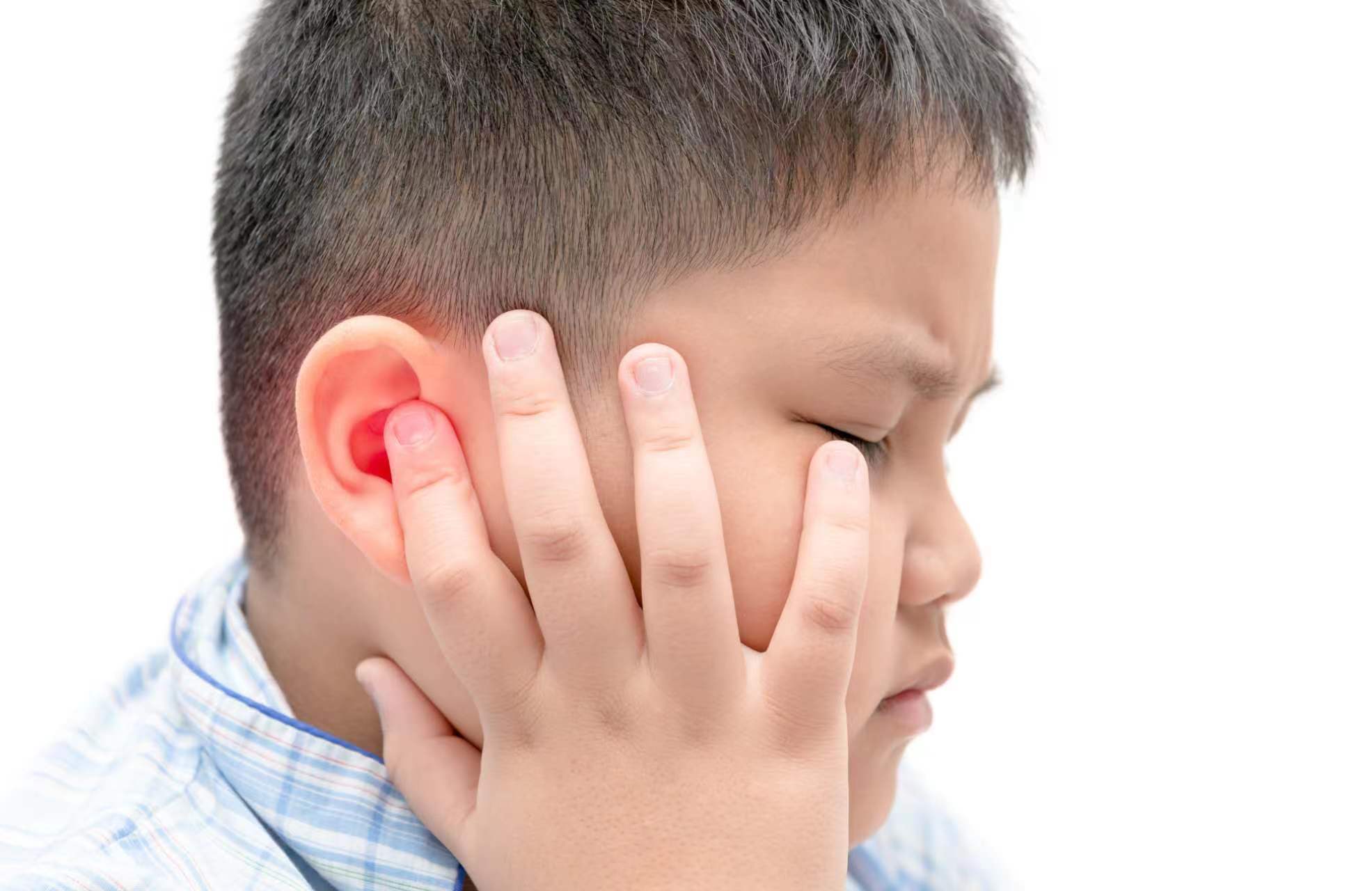 孩子突然耳朵痛,是不是得了中耳炎？