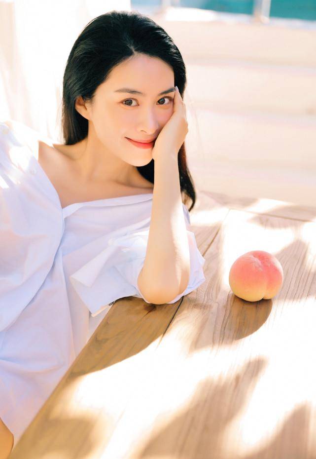 王若雪分享唯美写真照,清纯甜美超迷人,身材颜值不输闺蜜李小璐_显得