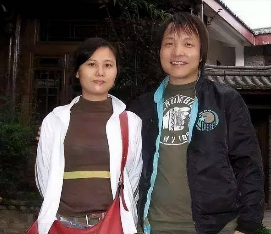许巍:曾因低谷险自杀,皈依佛门无意蹿红,演唱会歌迷唱歌给他听_袁枫