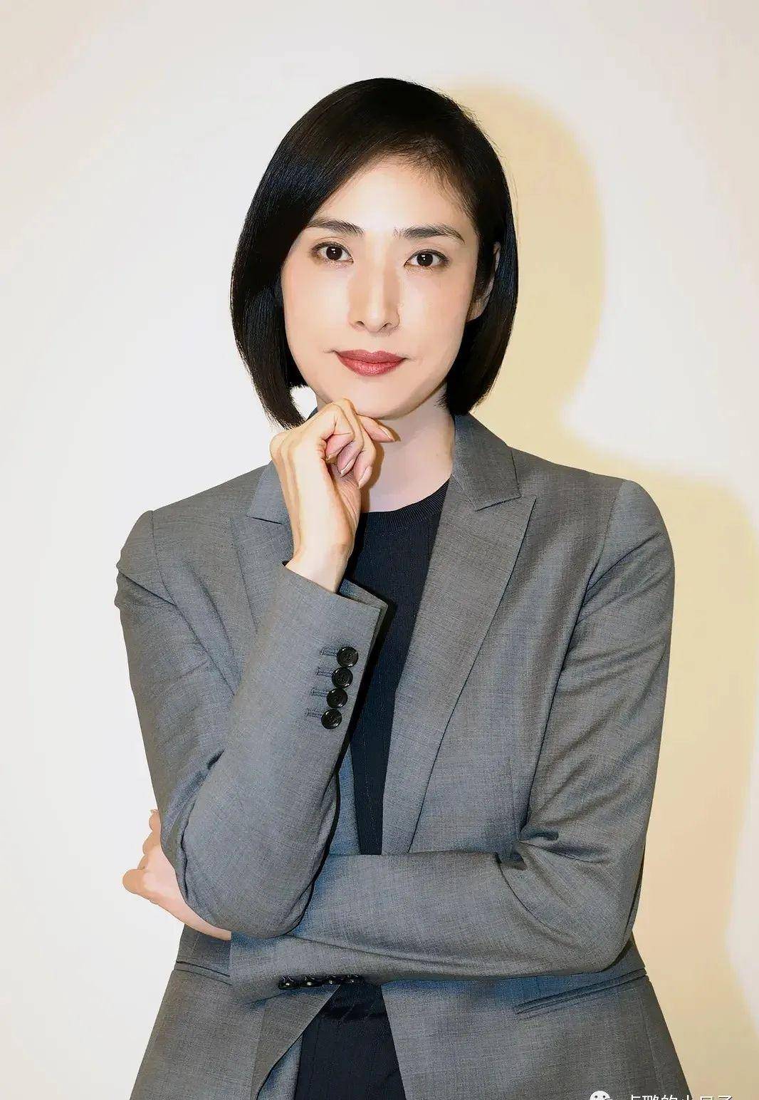 原创54岁的天海佑希穿搭美出天际为什么国外女人都想成为她