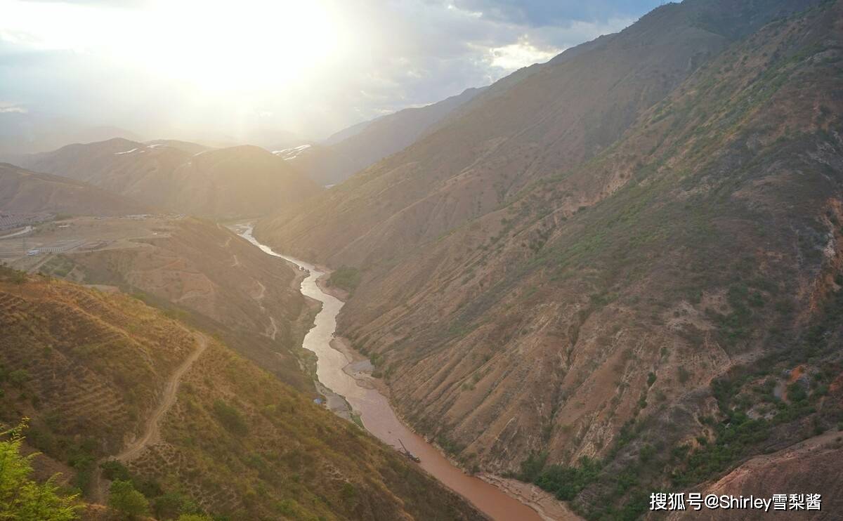 云南有座完全建在山顶的县城，四周都是悬崖，宛若“天空之城”