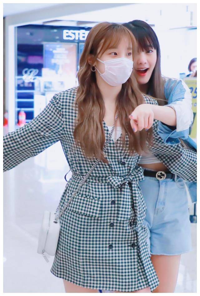 曾因粗腿被吐槽的宋雨琦,如今在机场上大方秀出来,是真的瘦了_裙子