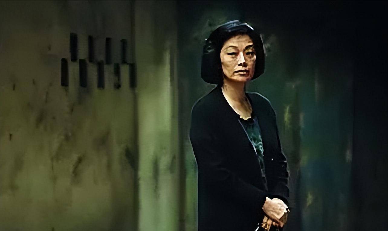 她从原本幸福的生活中推向了痛苦的深渊,也让她成为了独居的失独老人