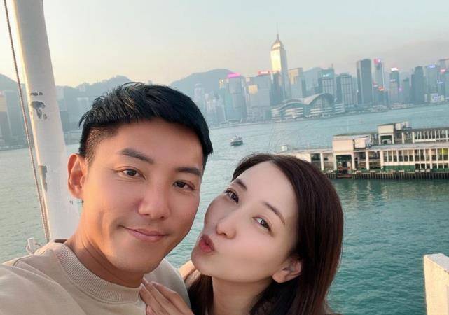 tvb男艺人张颖康亲吻老婆脸颊庆恋爱15周年