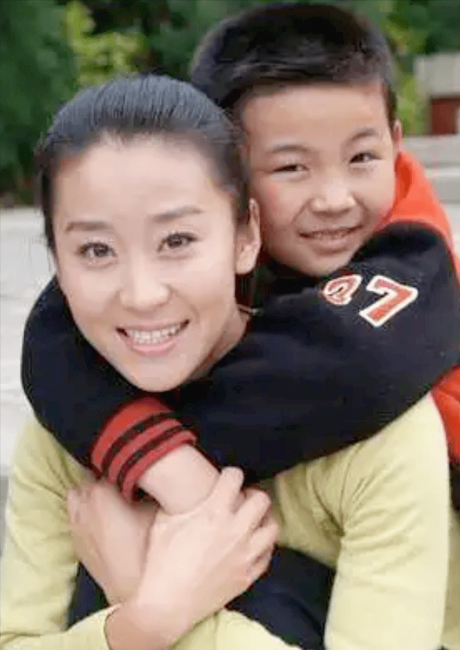 苗圃儿子虎头虎脑,女儿秀气,两个孩子的眉眼都和妈妈有几分相似.