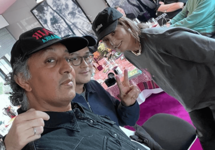 港姐周嘉玲嫁印度人近况!51岁染绿发太时髦,名校毕业转行卖童装