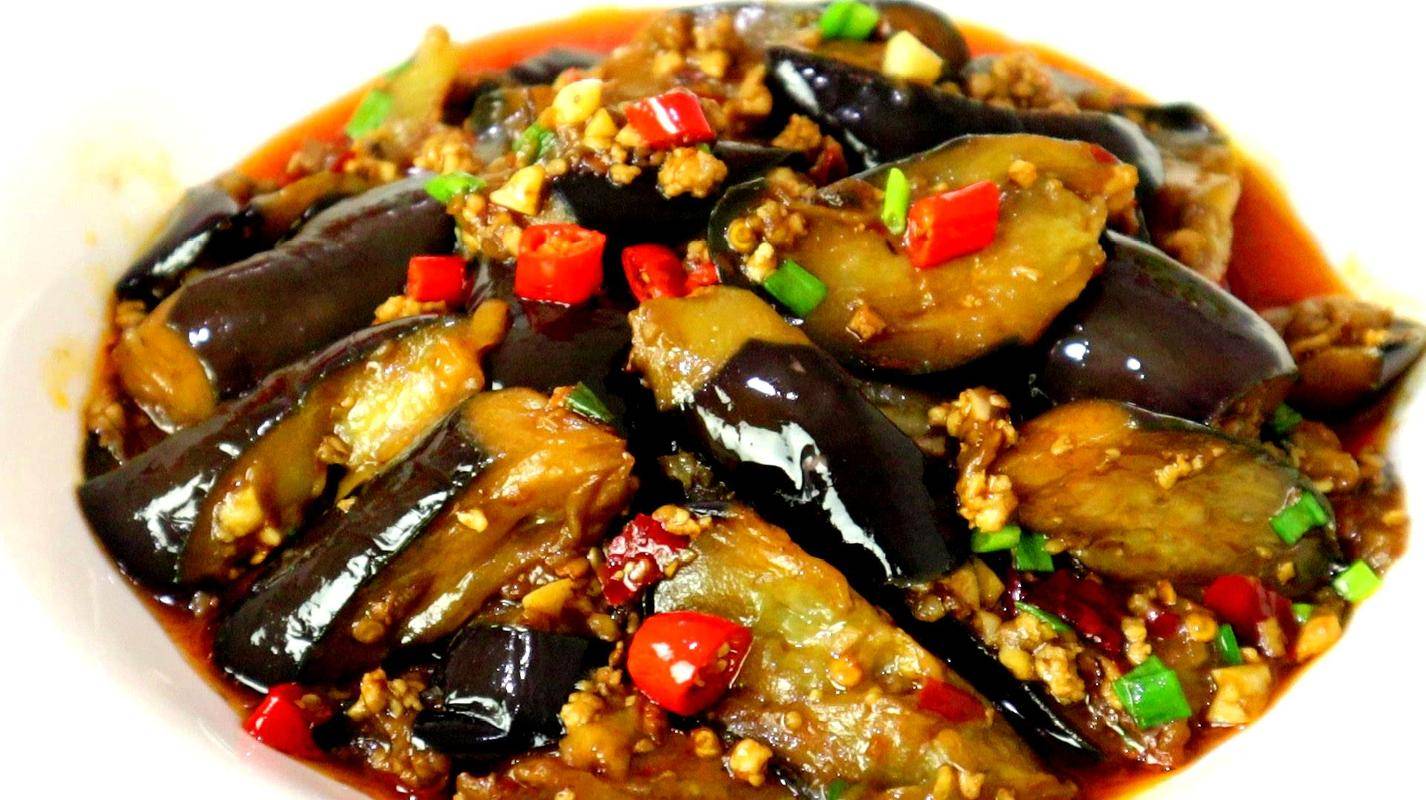 朋友们大家好,茄子很多人都喜欢吃,而且茄子也非常的便宜,_盘子