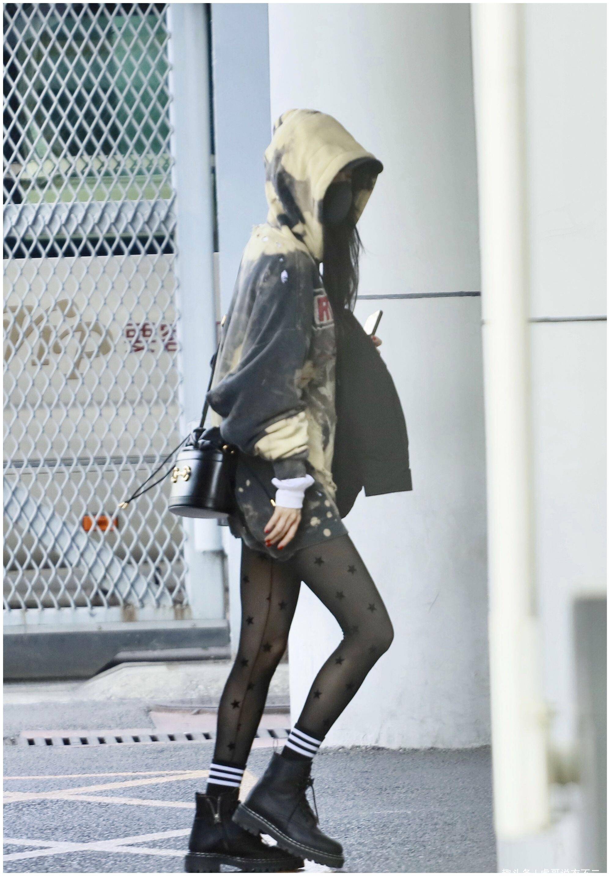 原创杨幂终于不露腿连帽卫衣丝袜配马丁靴网友这大长腿太诱惑