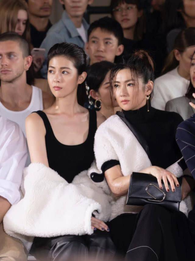 而妹妹任容萱搭配了黑色背心就显得性感了许多,再加上妹妹任容萱身高