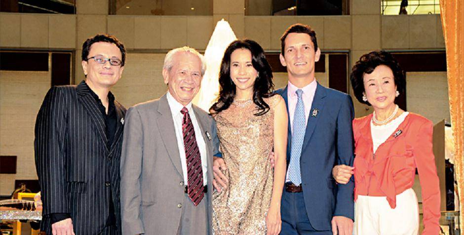 1970年,莫文蔚出身于中国香港,祖父是香港英皇书院的校长莫理士,父亲