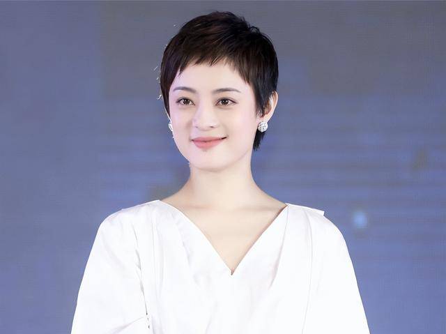孙俪参加活动短发造型再后来,孙俪留起了刘海,把她的大脑门遮住了,才