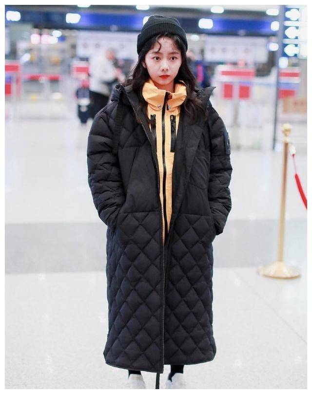 原创又见谭松韵小呆萌穿长款羽绒服内搭冲锋衣戴针织帽配卷发好美