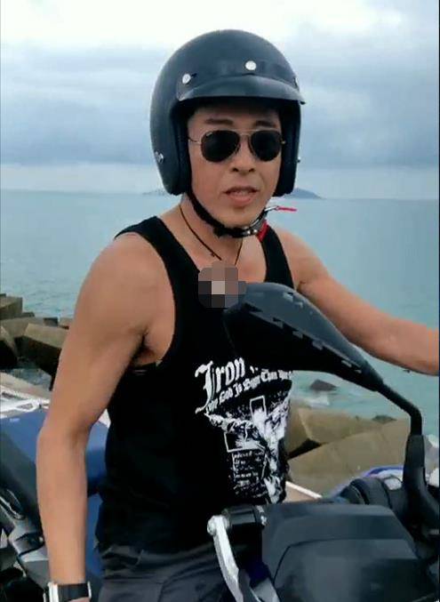 "吕颂贤近照曝光,穿背心秀肌肉,美丽得当不显老_麦景婷_摩托车_身材