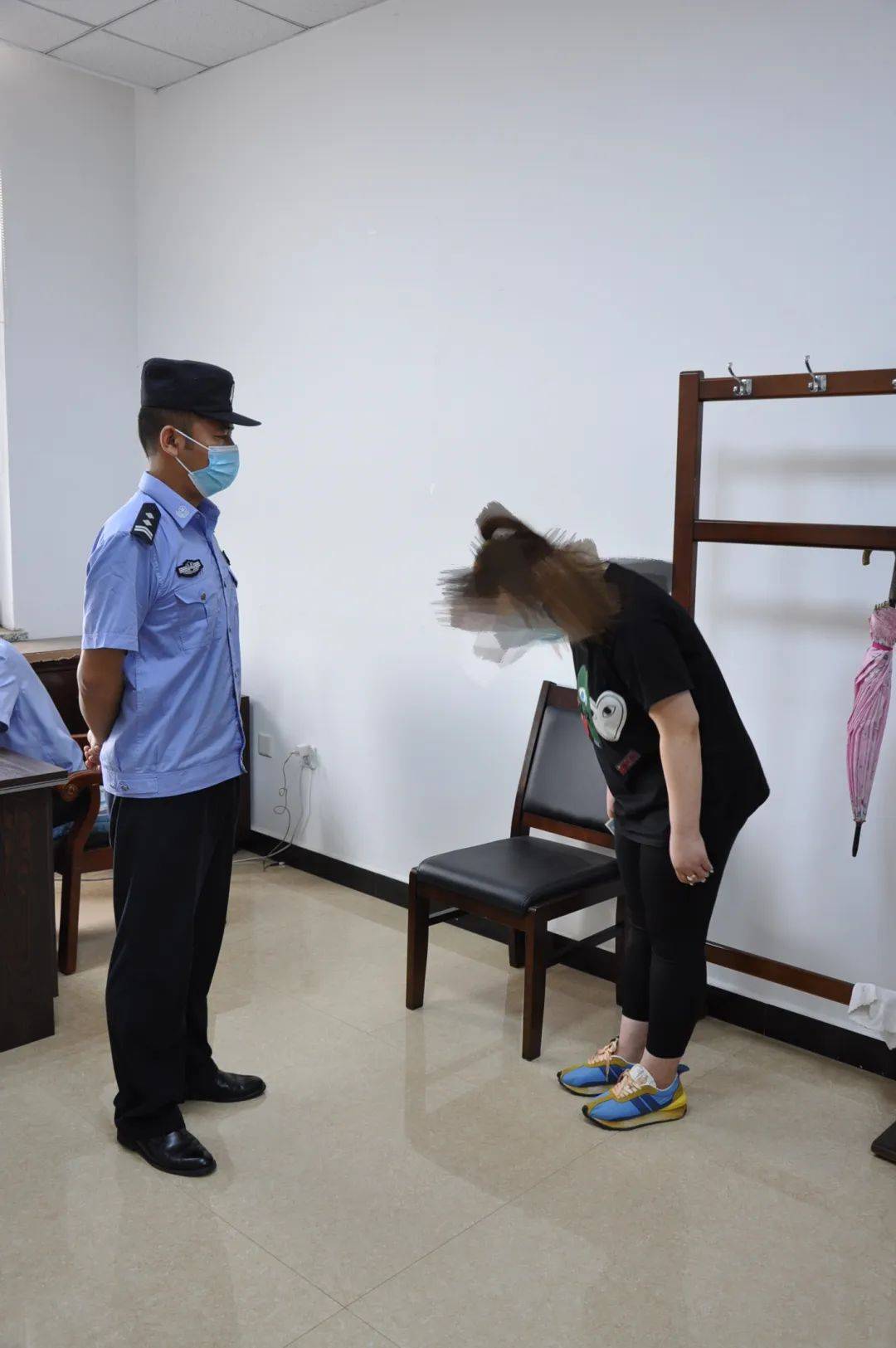 开鲁一女子辱骂厮打安检人员被拘留7日罚款2万元