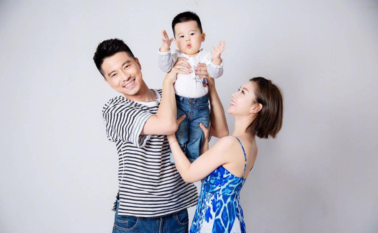 李小萌才是真的人生赢家,穿印花裙一家三口亮相,挡不住幸福感_设计