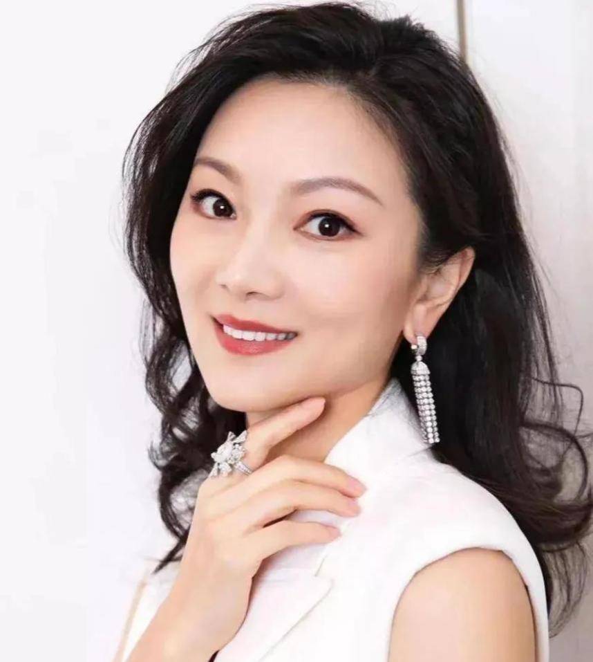 原无锡舞蹈团演员,毕业于北京电影学院,曾参演电视剧《蔷薇的战争.