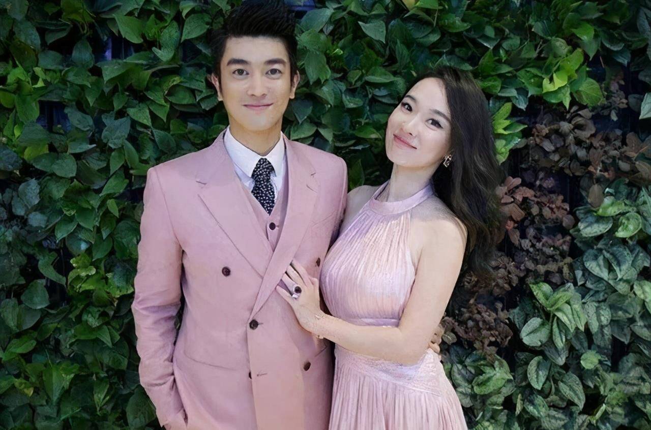 出门,女儿哎呦喂再度曝光,穿小红裙打扮乖巧可爱_霍思燕_画面_带着