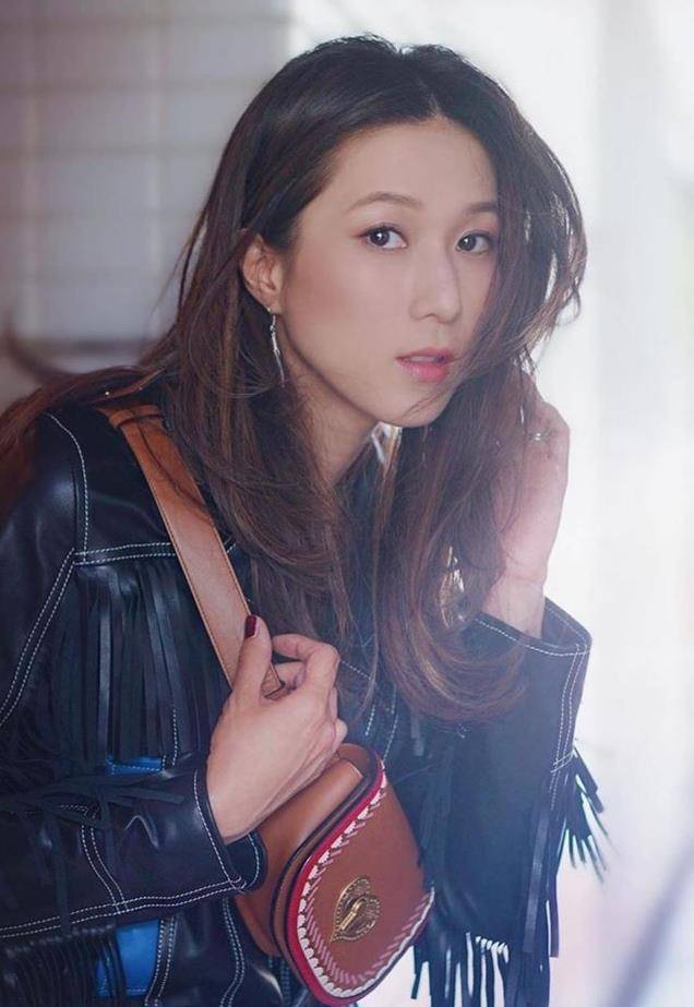 原创tvb花旦钟嘉欣近照曝光穿紧身衣秀马甲线36岁将息影