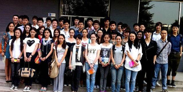 周冬雨参加北电同学聚会,大手笔包大家吃喝,合照时笑出了表情包_杨采
