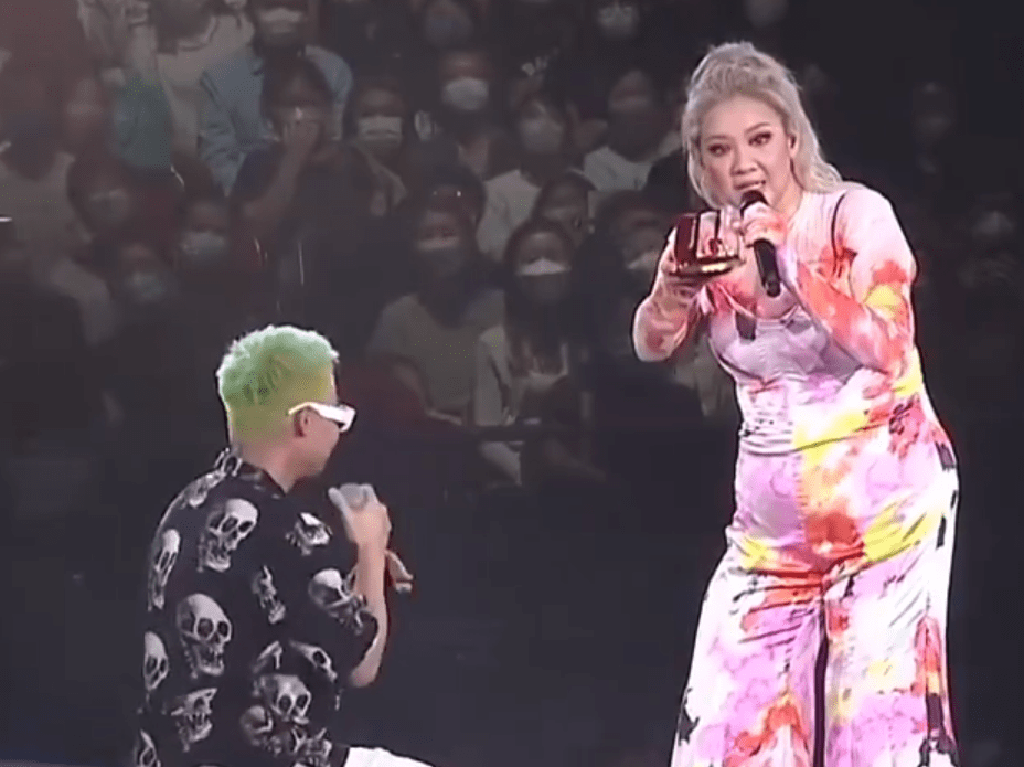 郑欣宜演唱会被送戒指求婚,郑少秋坐台下表情耐人寻味