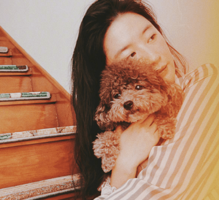 原创刘亦菲晒居家照穿保守睡衣好接地气33岁的素颜状态引关注