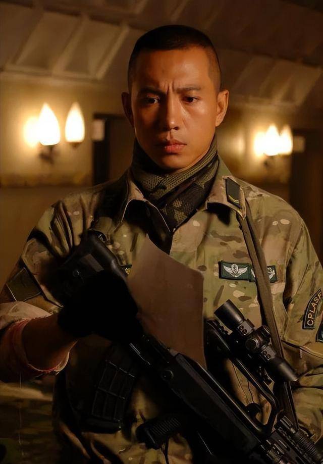 很快,谷智鑫在2011年凭借《我是特种兵》中的庄焱一角走红,成了口碑