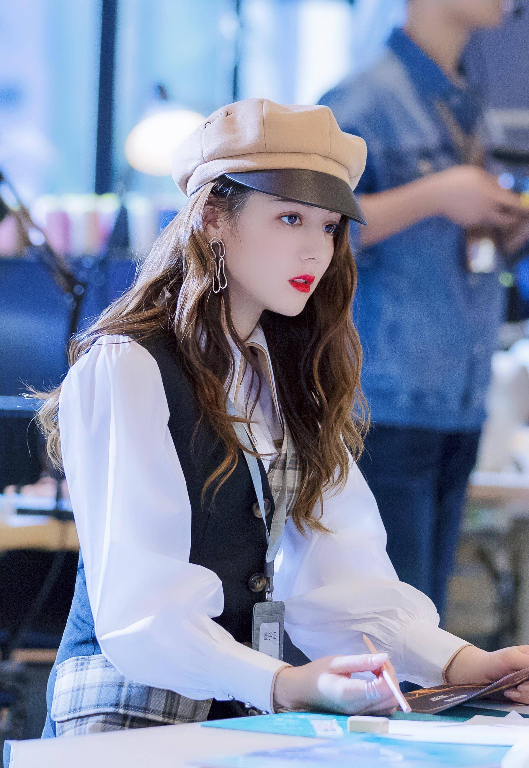 原创黑白造型很有高级感迪丽热巴最新私服穿搭出炉27岁身材惹人羡