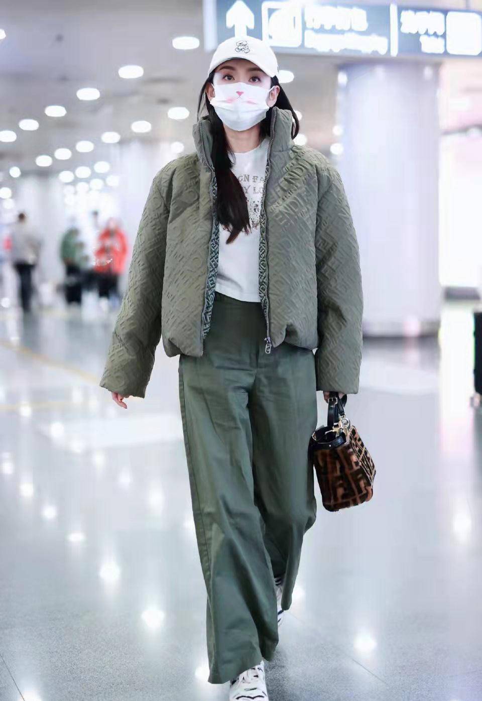 原创宋祖儿真低调军绿色羽绒服配阔腿裤既保暖又清新自然美