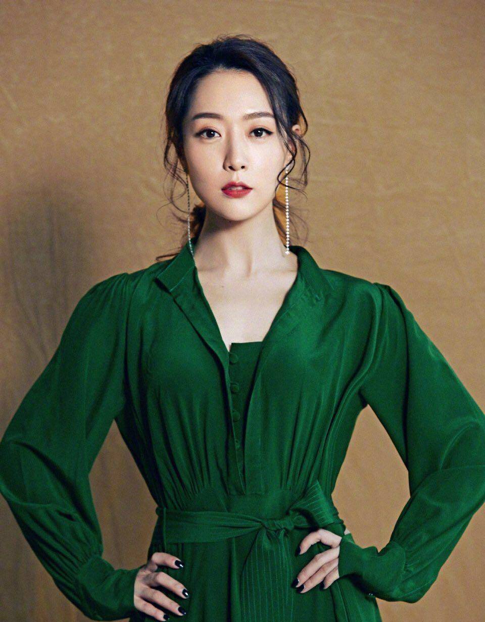 原创白冰穿得飒极了夏日高筒靴搭配超短裤出人意料气场全开