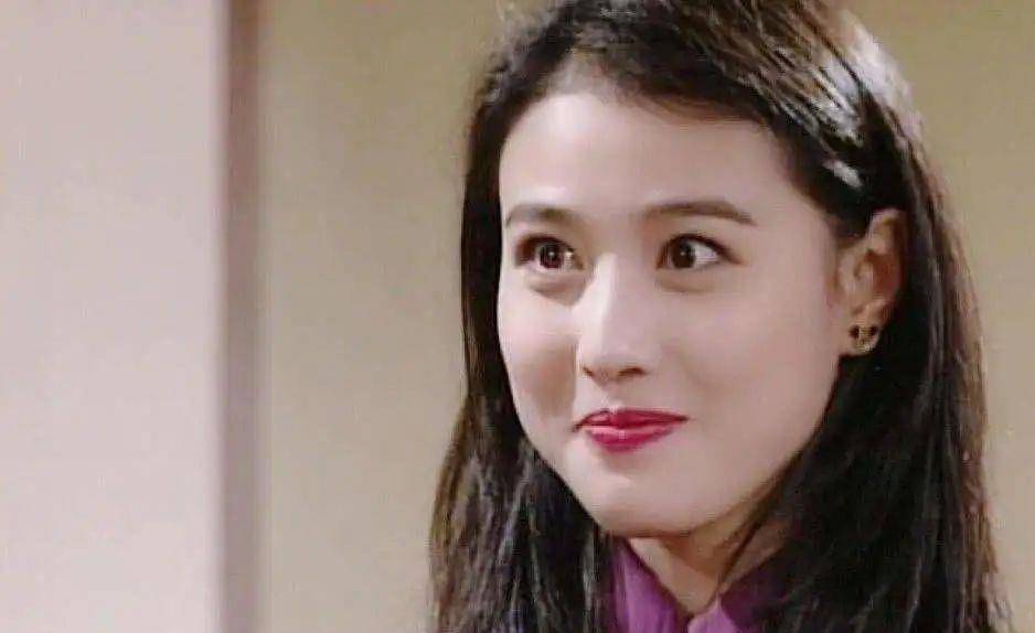 周海媚在1990年参演无线台庆剧《笑傲在明天》,1991年主演了《今生