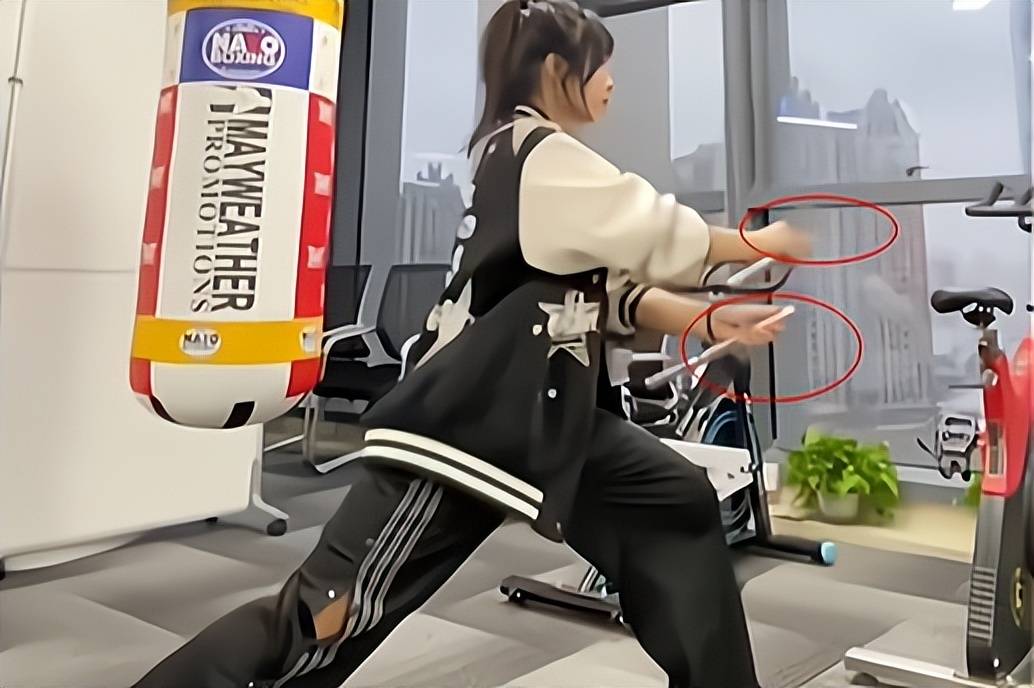 原创唐山烧烤店发生打人事件后女子街头练起双截棍学点武术可防身