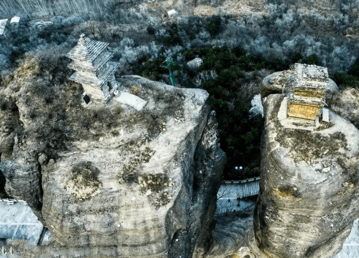 河北2座40米巨石，顶上有古塔建成方法成迷，专家：与海水有关