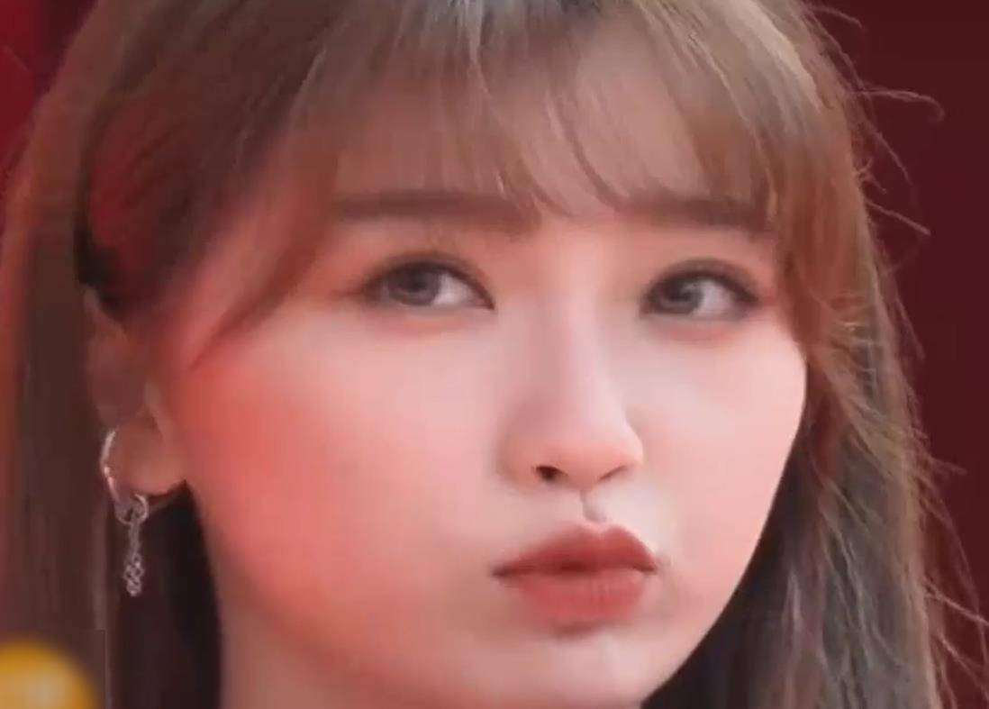 原创虞书欣最新生图曝光露出纤细小蛮腰脸蛋神似baby